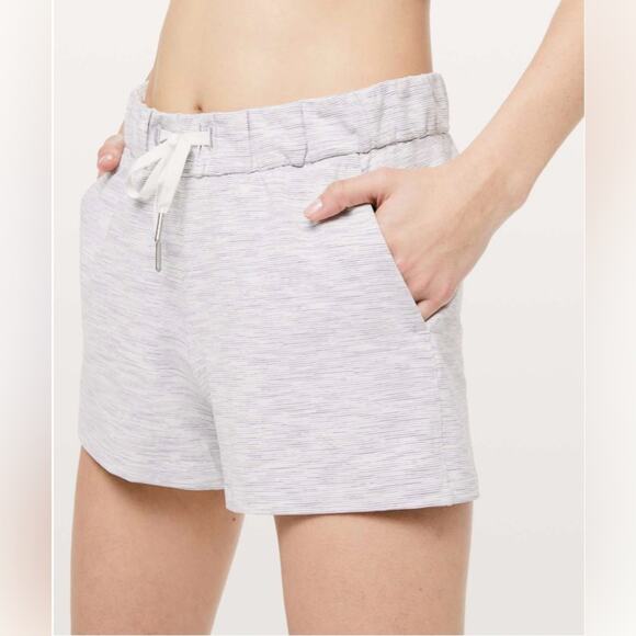 Lululemon On The Fly Shorts 2.5" Womens 4 in Wee Are From Space W7AT0S - Picture 1 of 9